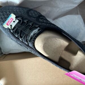 Women’s Skechers size 10